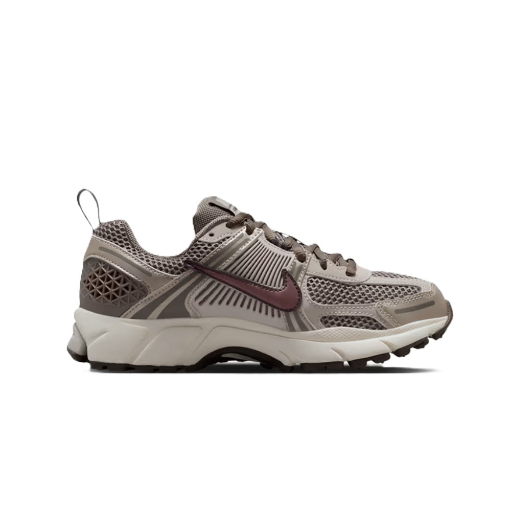 Big kid's running sneakers in taupe mesh with red swoosh and white midsole
