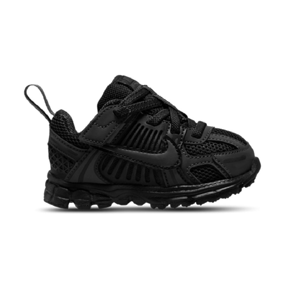 Toddler Nike Vomero 5 black sneakers, lace-up mesh upper and chunky rubber sole