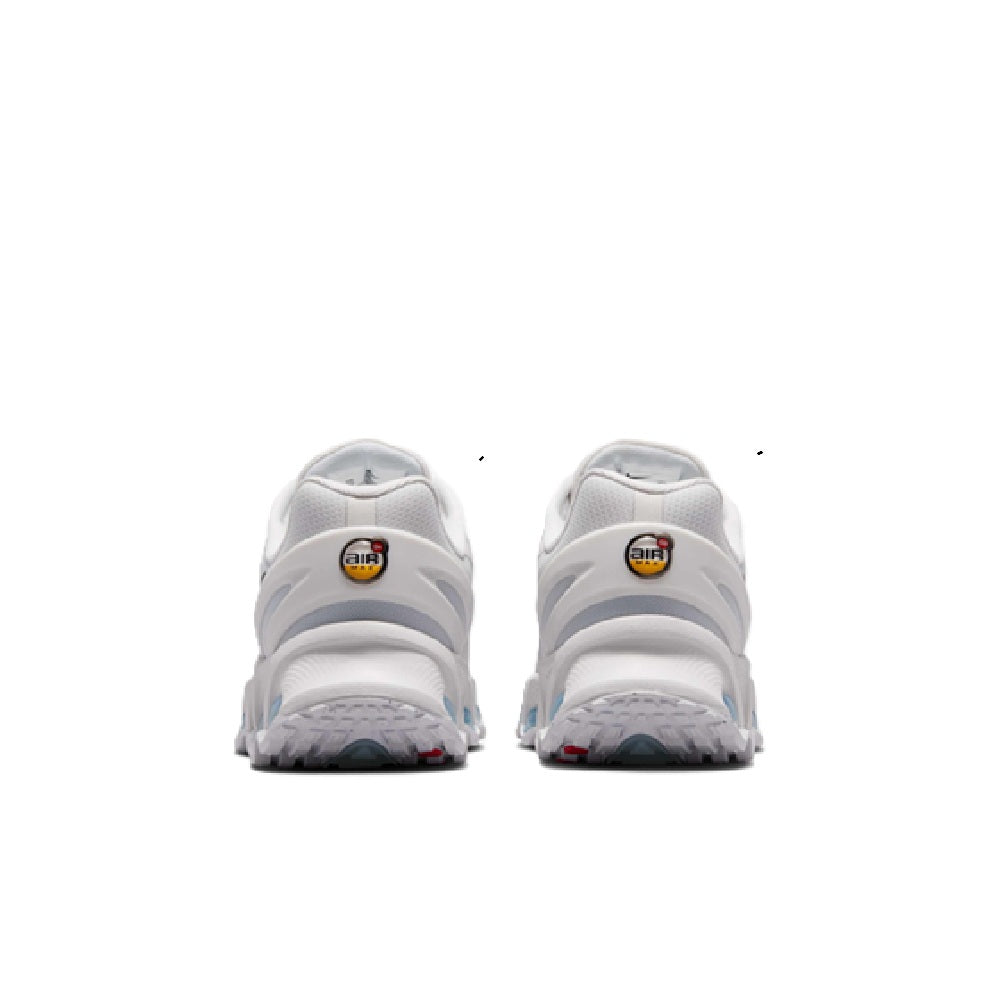 Kids' running sneakers, heel view: light gray back with pull tab and blue accents