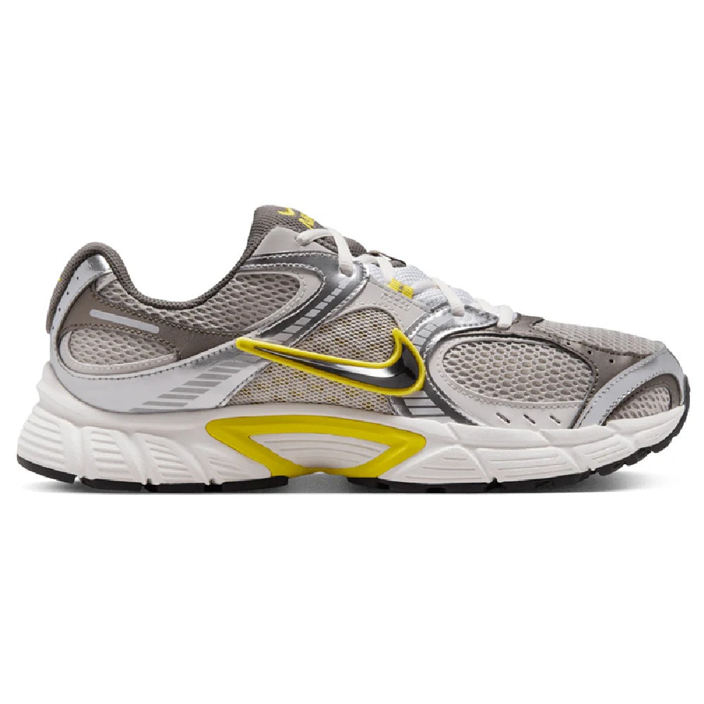 Men's Nike running shoes in light grey with black and yellow accents, lace-up.