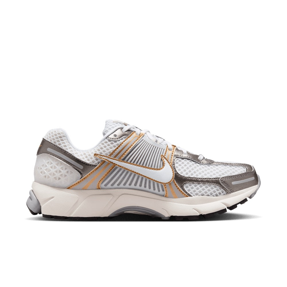 Men's running sneaker in white mesh with gold and gray accents, lace-up, cushioned sole