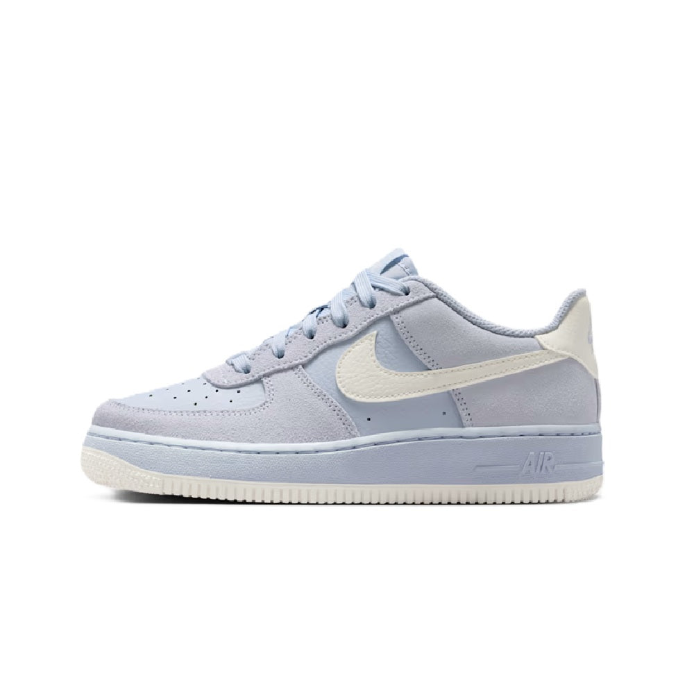 Kids' Nike Air Force 1 LV8 sneakers, light gray with pale blue laces and beige swoosh
