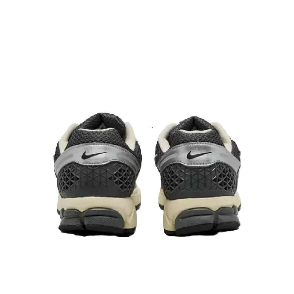 Men's running shoes with dark heel, gray upper and beige midsole