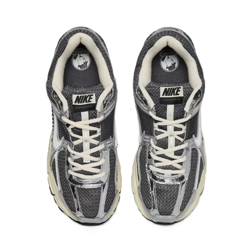 Men's Nike running shoes with lace-up front and padded collar in gray