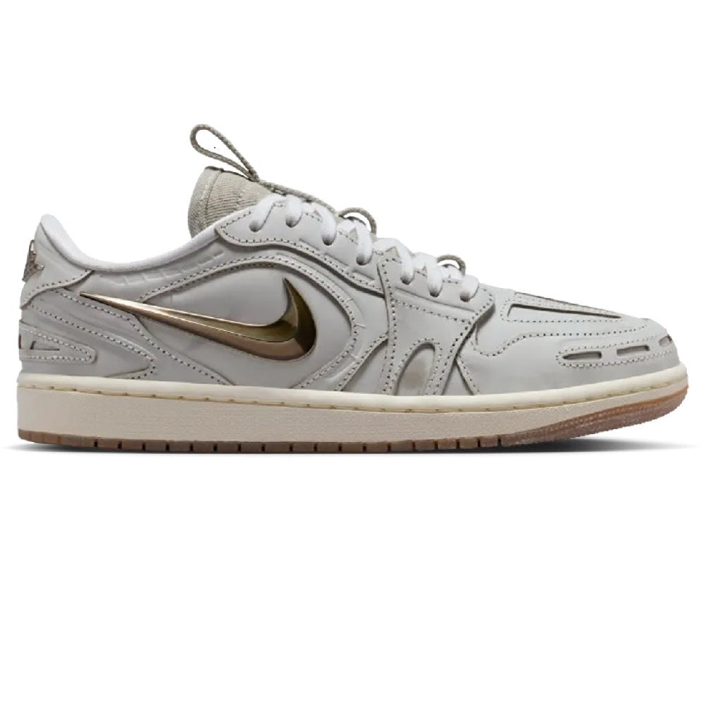 Low-top sneakers in white leather with gold Nike swoosh and gum rubber sole