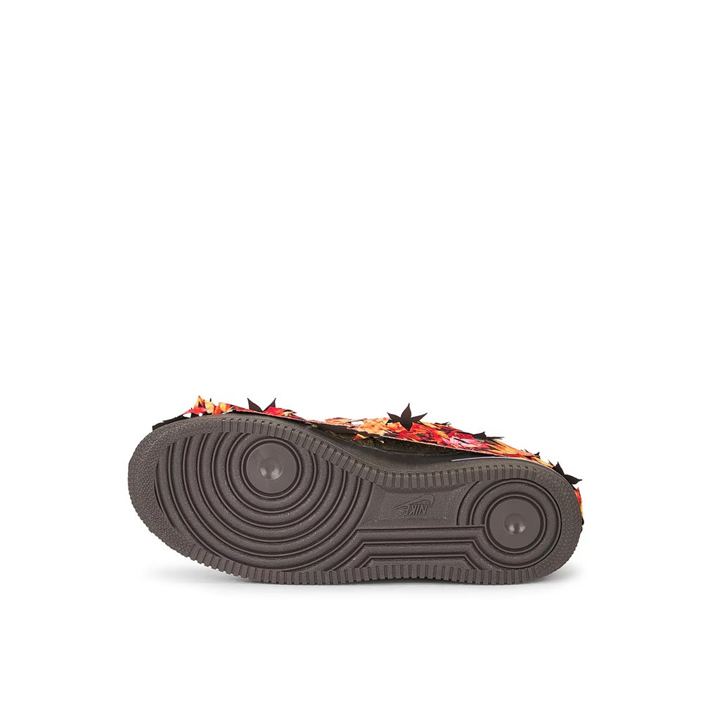 Rubber outsole of patterned low-top sneakers with circular tread and traction grooves