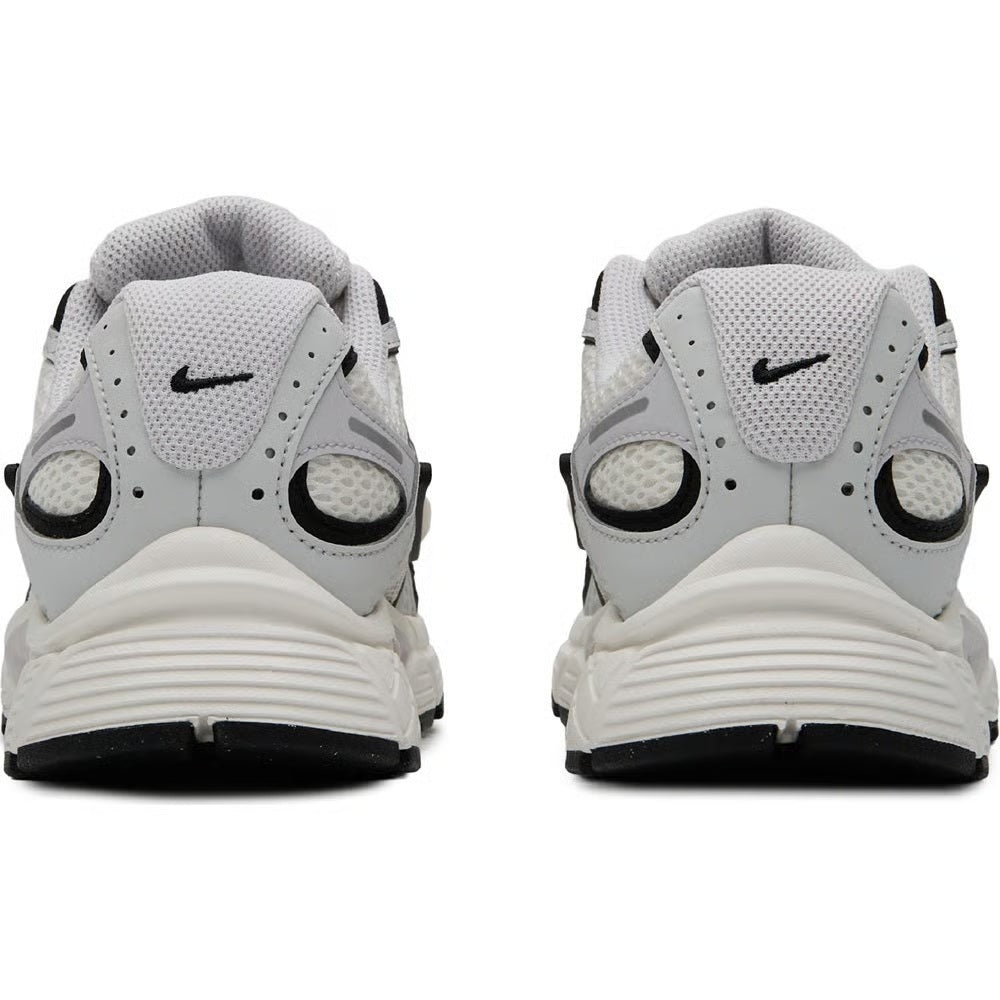 Men's Nike lace-up sneakers, rear view with cushioned collar and black heel panels