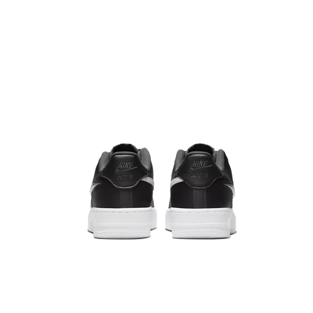 Nike Air Force 1 kids sneakers heel view, black uppers with white midsoles