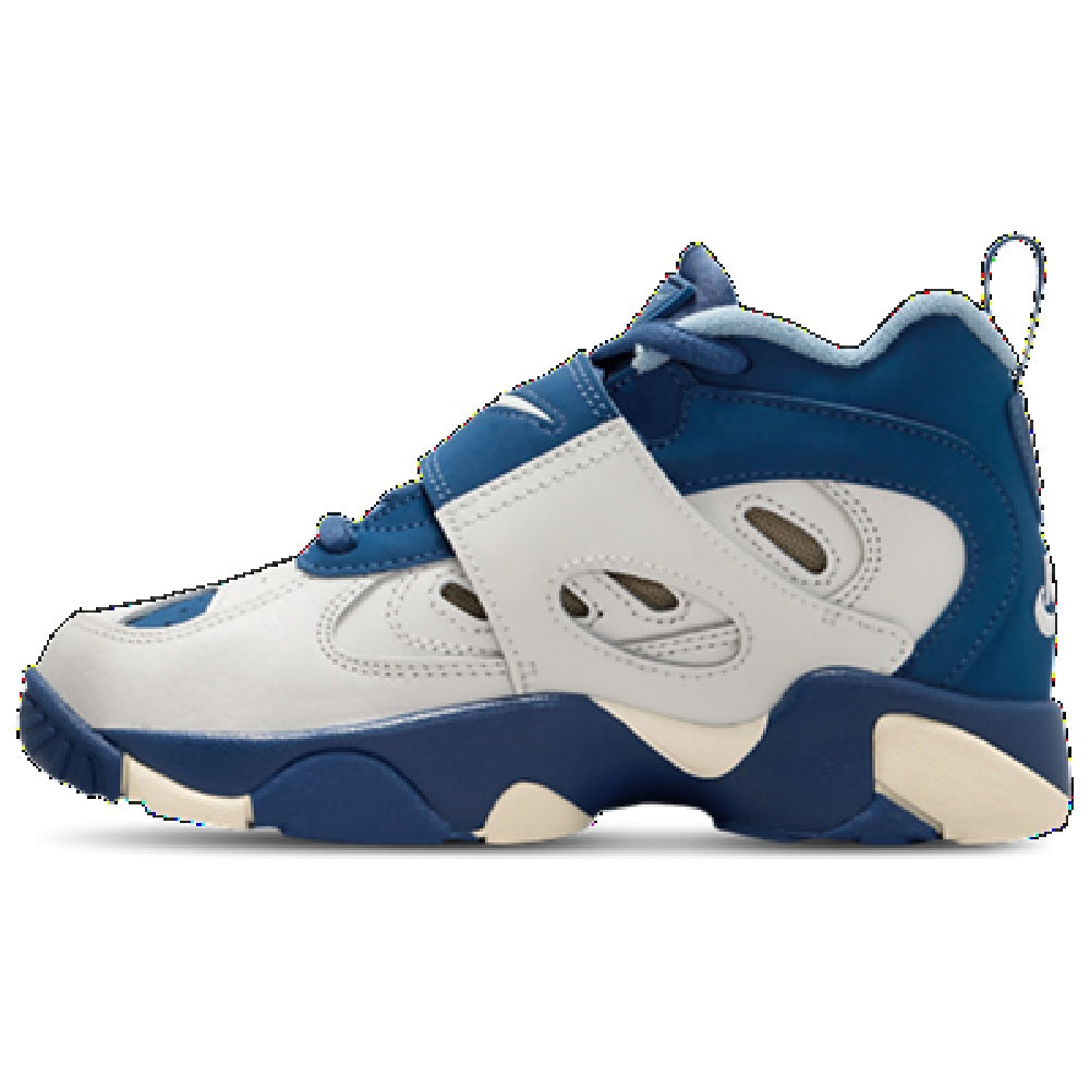 Kids' high-top sneakers in white and blue, side swoosh and lace-up, Nike branding.