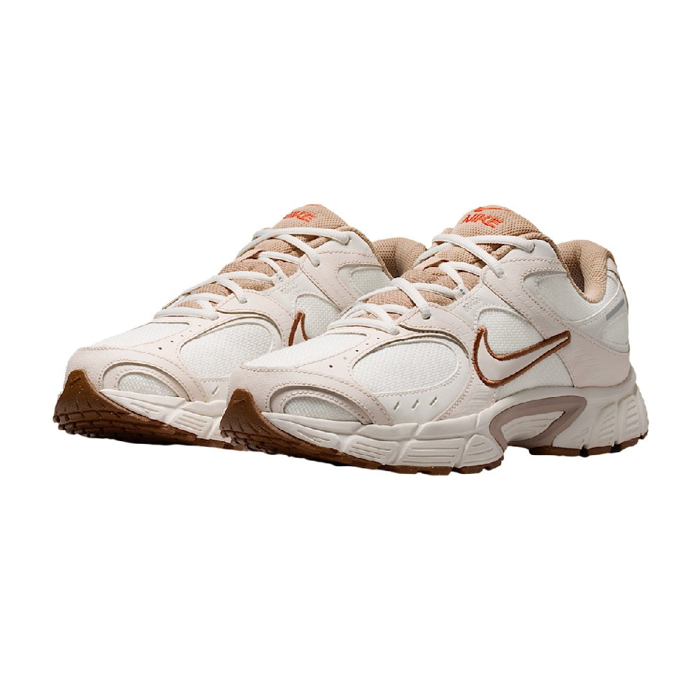 Men's Nike running sneaker, front view, textured ivory upper with tan collar accents.