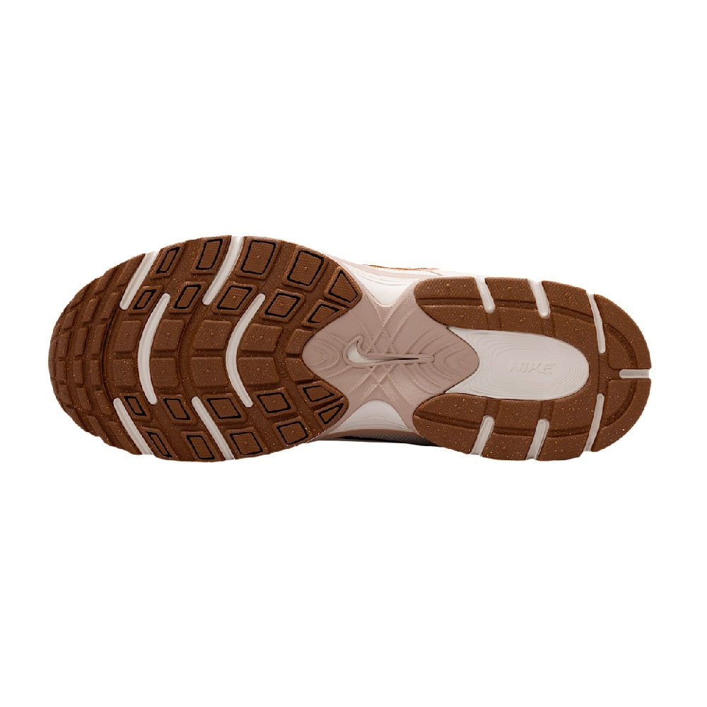 Men's Nike running sneaker outsole with brown tread pattern and light midsole.