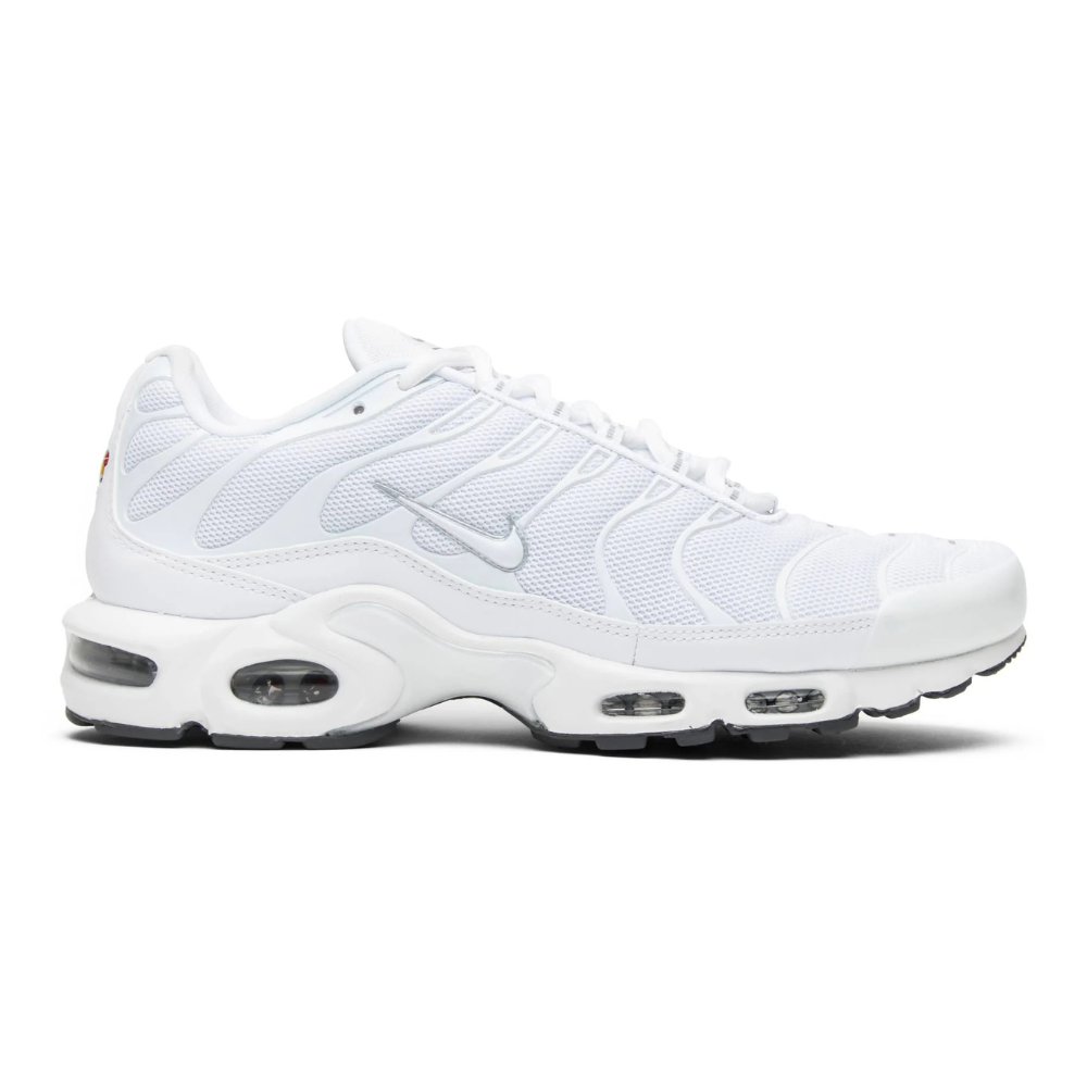 NIKE TN Air Max Plus sneaker in white, lace-up with visible air cushioning soles