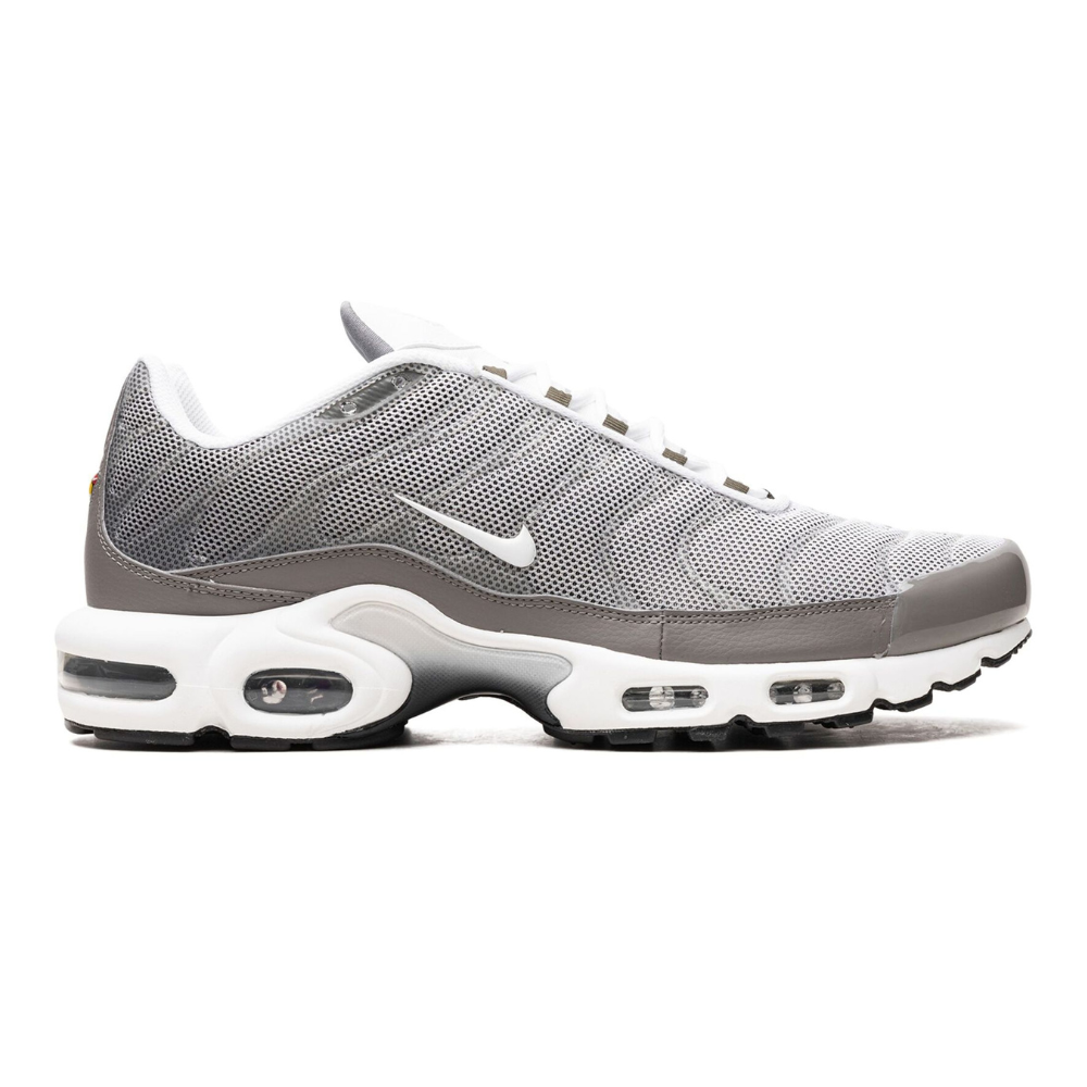 NIKE Air Max Plus SE sneaker in gray mesh with dark accents and white cushioning