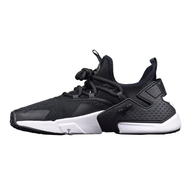 Air Huarache running shoes in black with lace-up, textured upper, and white sole