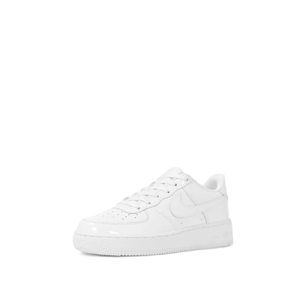 White kids low-top Nike sneaker, front 3/4 view, lace-up with swoosh