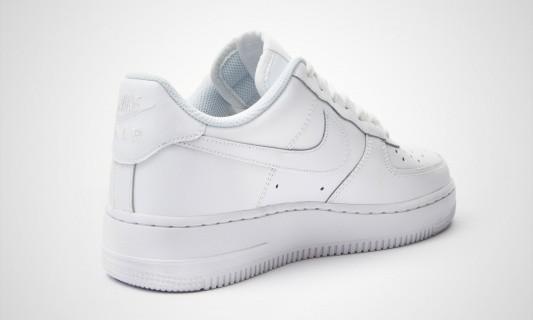 Kids Nike Air Force 1 LE white sneakers, rear side view with padded collar